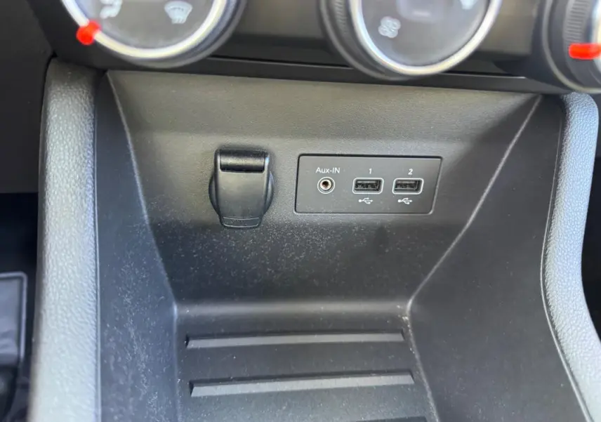 Détail de la console centrale de la Renault Clio V TCe 100 Business 2019, avec prises USB et entrée Aux-In.