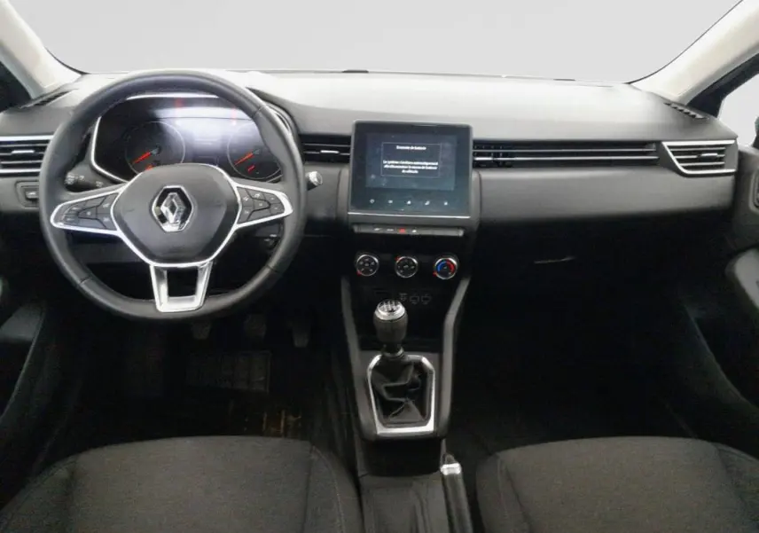 Vue intérieure avant du tableau de bord de la Renault Clio V TCe 100 Business 2019 avec volant multifonction et boîte manuelle.