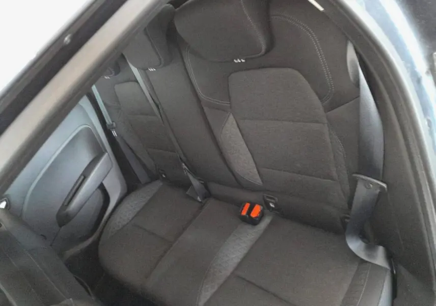 Vue intérieure côté arrière droit montrant les sièges arrière gris foncé de la Renault Clio V TCe 100 Business 2019.
