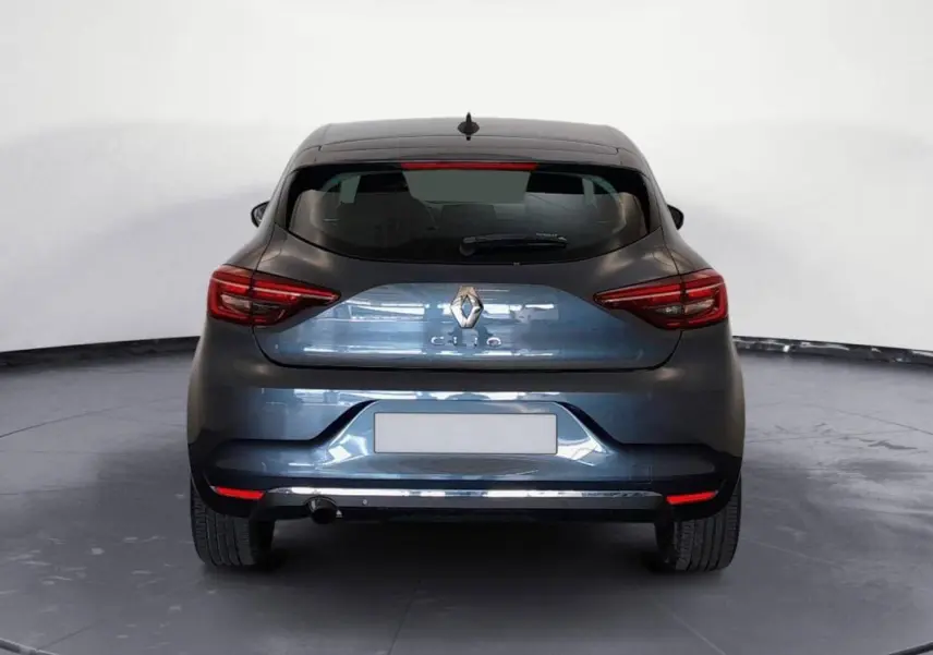 Vue arrière d'une Renault Clio gris foncé 2019, avec feux arrière allongés et logo Renault centré sur le hayon.