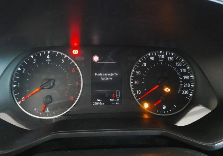 Tableau de bord de Renault Clio V TCe 100 Business 2019, affichage digital avec alertes et compteur kilométrique à 22044 km.