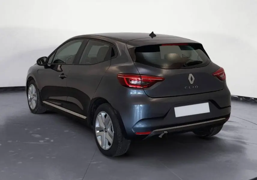 Vue 3/4 arrière droite d'une Renault Clio gris foncé 2019, avec feux arrière LED et jantes alliage distinctives.