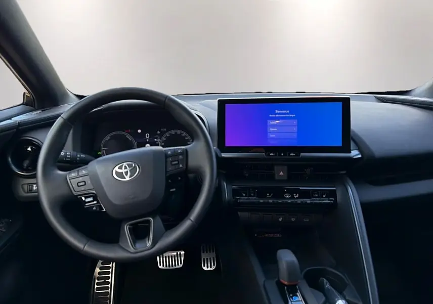 Vue frontale de l'intérieur noir du Toyota C-HR 1.8 hybride 2025 avec écran tactile large et volant multifonction.
