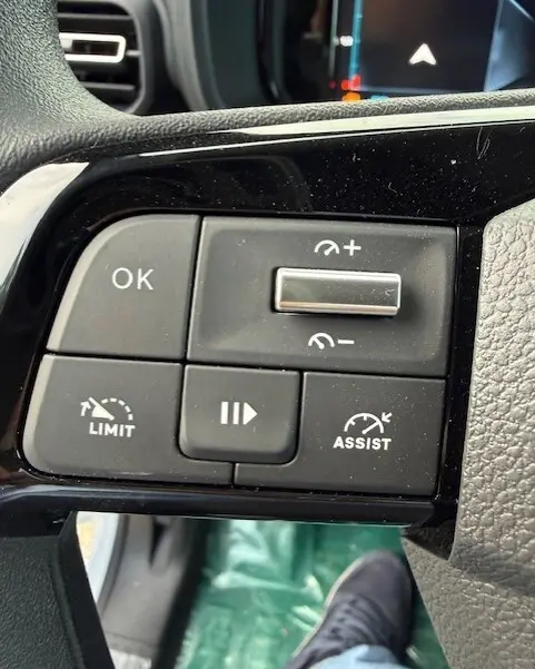 Gros plan sur les commandes au volant du Citroën Berlingo blanc 2026, avec boutons de limitation et assistance de vitesse.