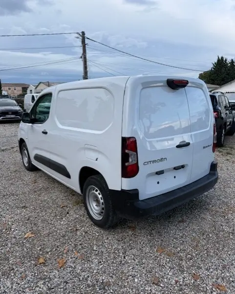 Vue 3/4 arrière droite d’un Citroën Berlingo blanc 2026, fourgon utilitaire avec portes arrière pleines et feux verticaux.