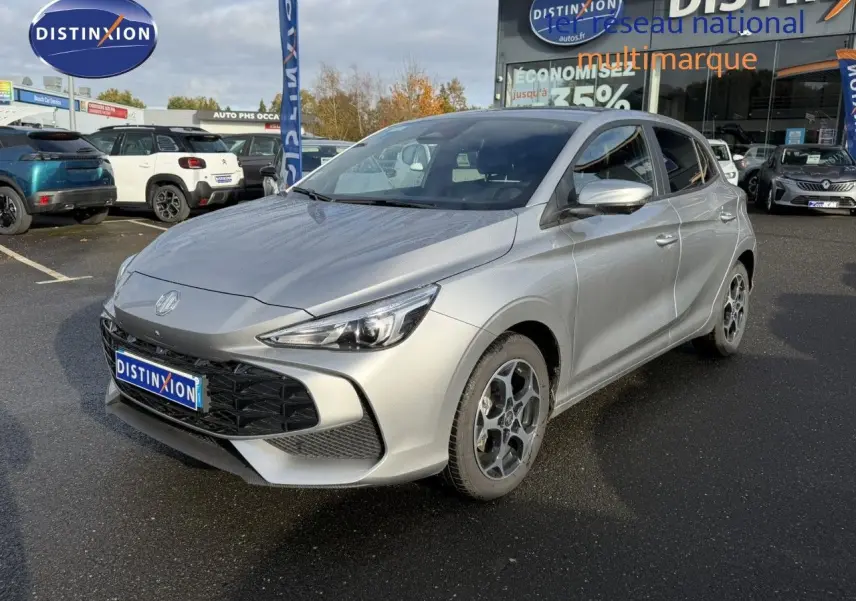 Vue 3/4 avant droite d'une MG3 1.5 Hybrid 195ch Luxury en Cosmic Silver Metal avec jantes bi-ton.