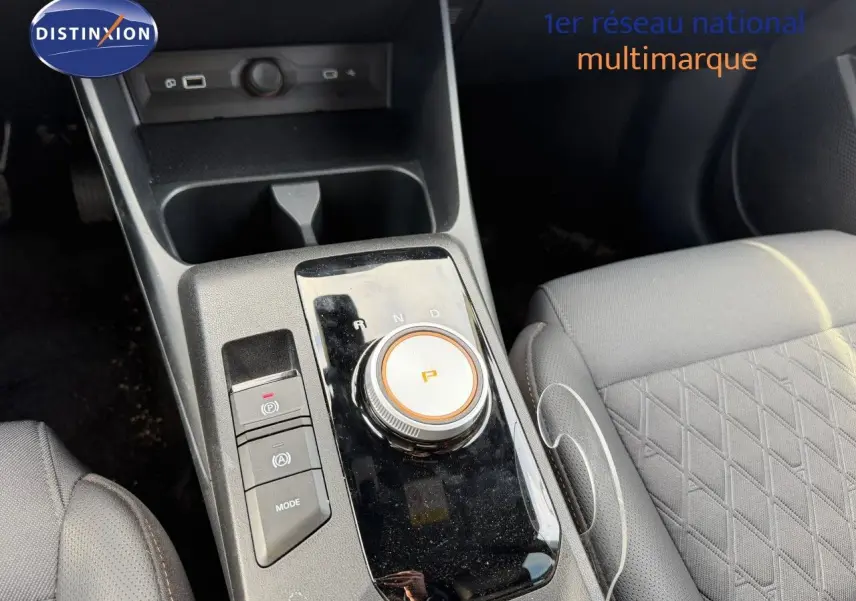 Console centrale avec sélecteur rotatif de boîte auto et sièges gris du MG3 1.5 Hybrid 195ch Luxury 2024.