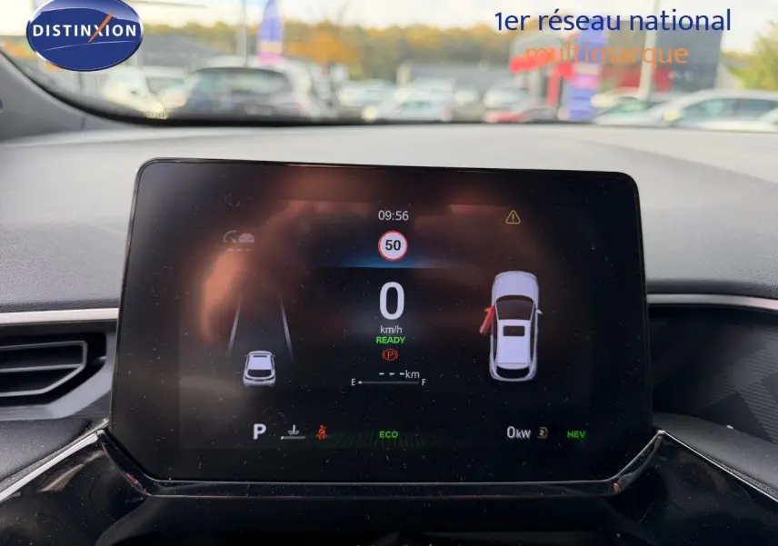 Écran central du tableau de bord du MG3 2024 montrant l'affichage numérique avec porte avant droite ouverte.