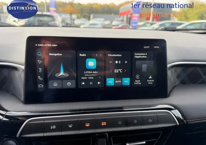 Écran tactile central du tableau de bord du MG3 2024 en Cosmic Silver, affichant navigation et climatisation.