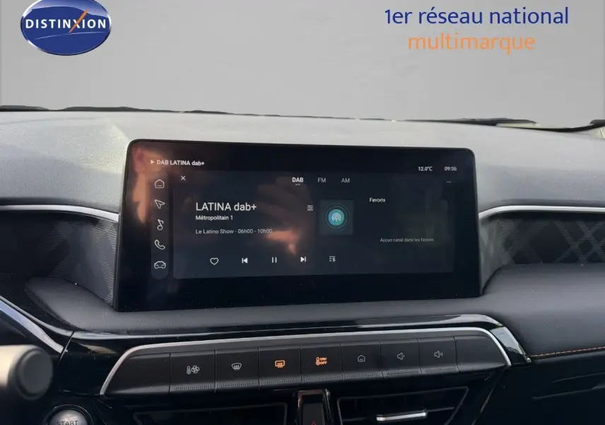 Tableau de bord du MG3 1.5 Hybrid 2024 avec écran tactile central affichant la radio DAB en intérieur noir.
