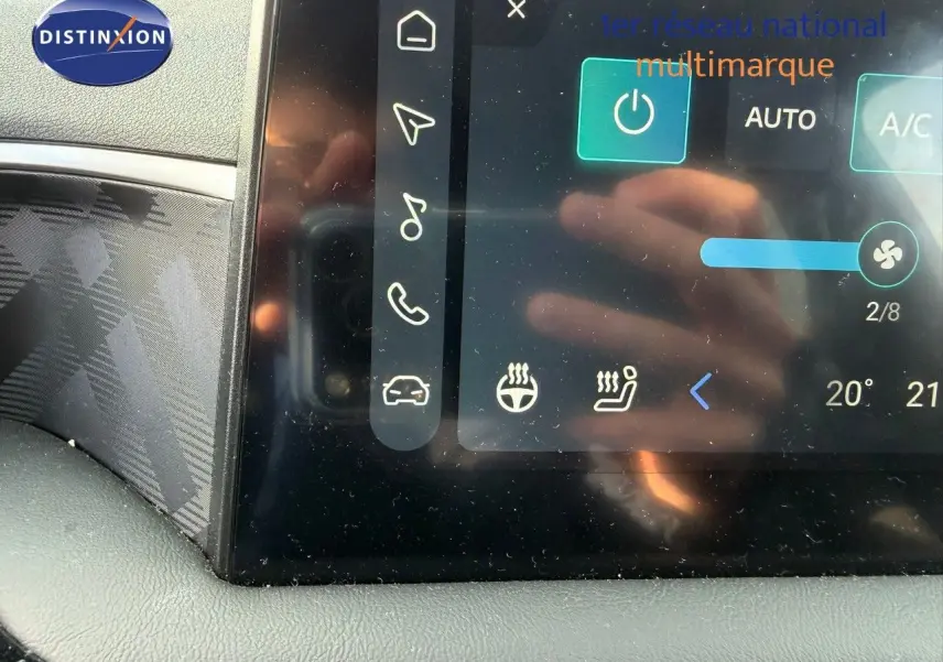 Détail de l'écran tactile central du MG3 1.5 Hybrid 2024 montrant les commandes de climatisation et sièges chauffants.