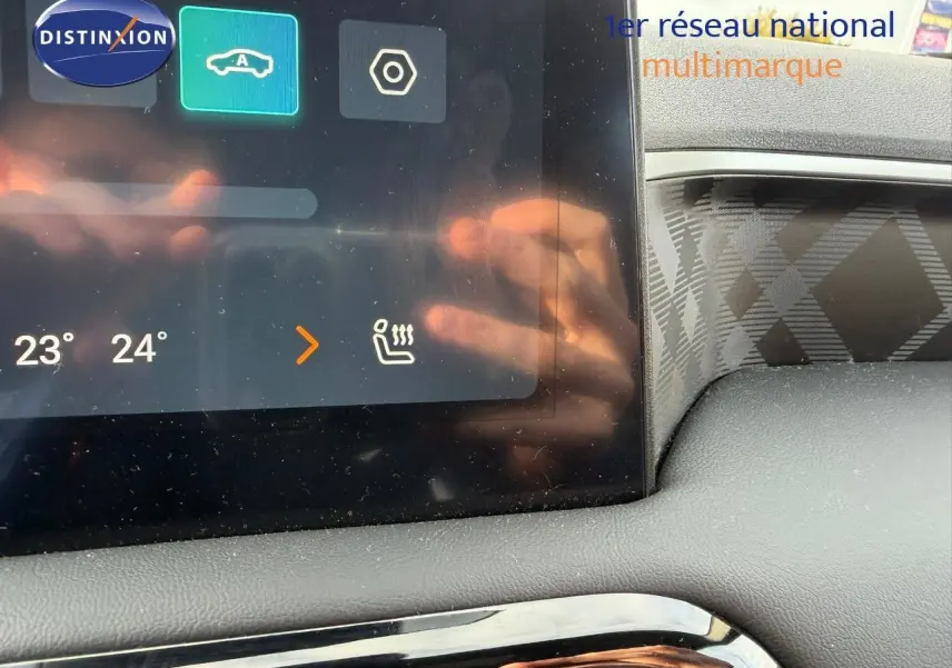 Écran tactile du tableau de bord du MG3 1.5 Hybrid 2024, affichant la climatisation et siège chauffant.