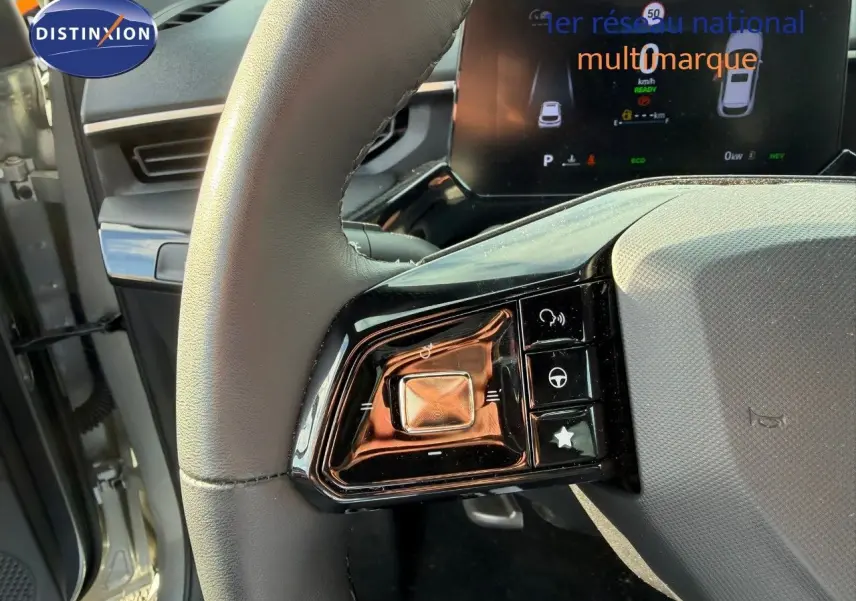 Gros plan sur le volant côté gauche du MG3 2024 Cosmic Silver, avec commandes intégrées et tableau de bord numérique visible.