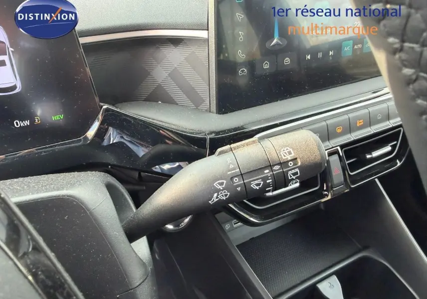 Gros plan sur la commande d’essuie-glace et la console centrale du MG3 1.5 Hybrid 2024 en Cosmic Silver.