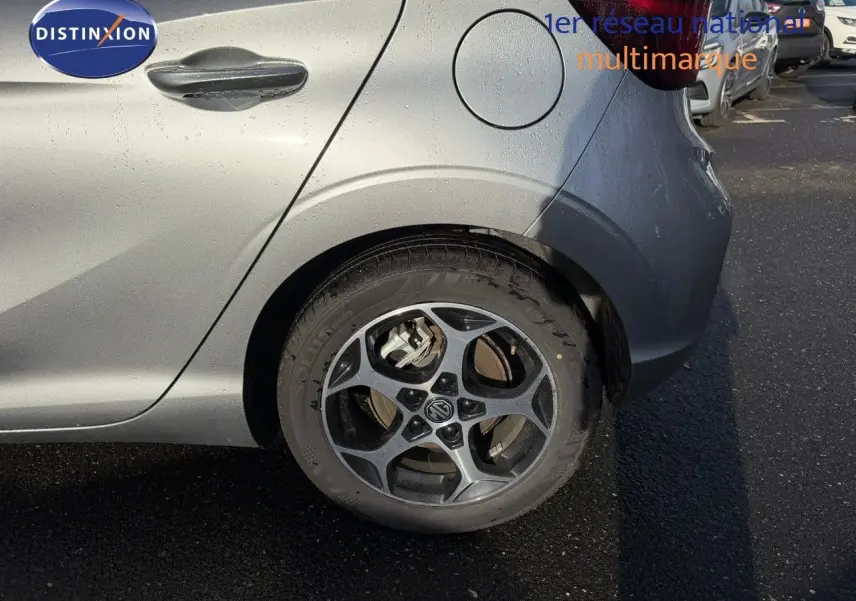 Gros plan sur la roue arrière gauche d'une MG3 1.5 Hybrid 195ch Luxury 2024 en Cosmic Silver Metal.