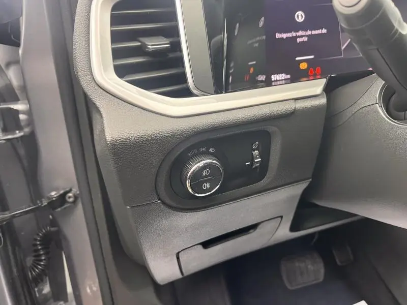 Détail du tableau de bord côté gauche de l'Opel Grandland gris Kontrast, avec commande des phares et ventilation.