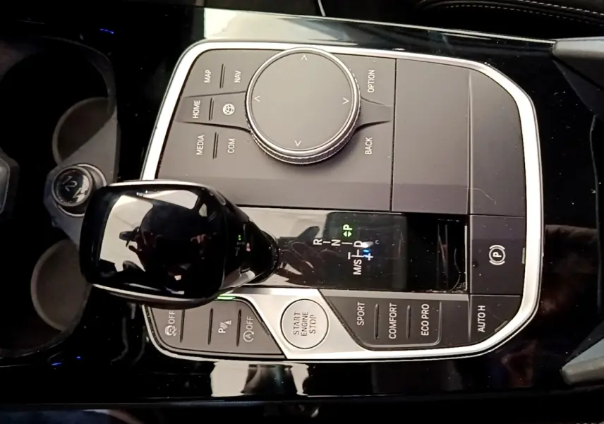 Gros plan sur la console centrale de la BMW Série 1 118i Edition Sport 2023 avec levier de vitesses et commandes de modes de conduite.