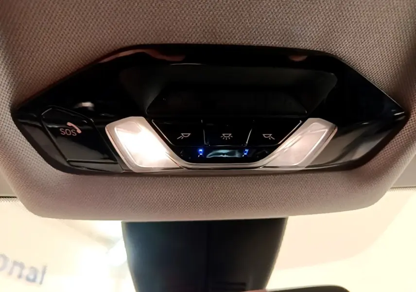 Plafonnier intérieur avec commandes d’éclairage et bouton SOS de la BMW Série 1 118i Edition Sport 2023.