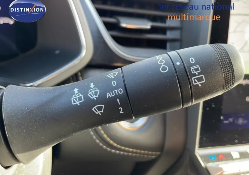 Gros plan sur la commande d’essuie-glace noire avec pictogrammes blancs dans l’habitacle du Renault Symbioz gris cassiopée.