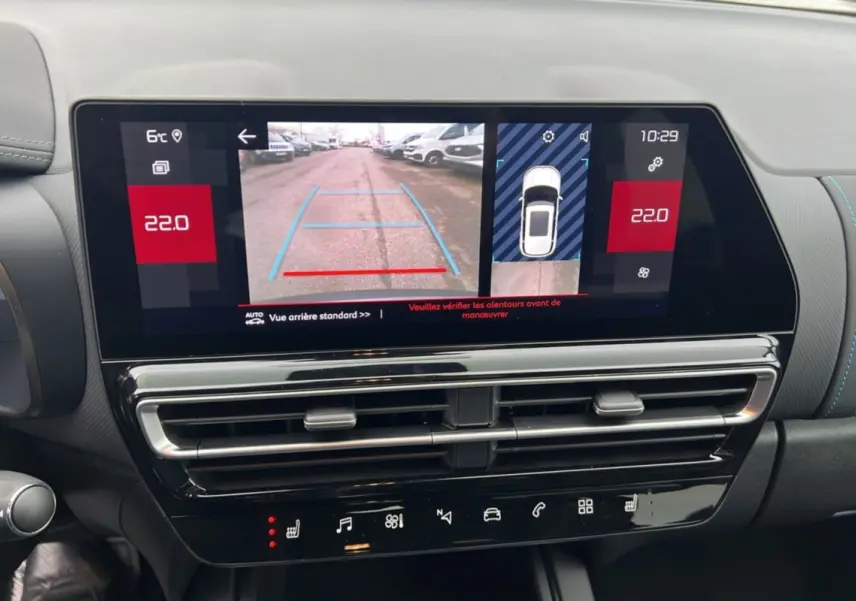 Vue intérieure du tableau de bord du Citroën C5 Aircross Hybrid 145, écran affichant la caméra de recul et la température à 22°C.