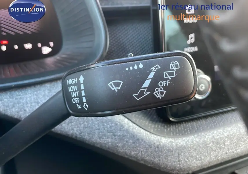 Le commodo d'essuie-glace en gros plan dans l'habitacle gris d'une Skoda Kamiq 2024.