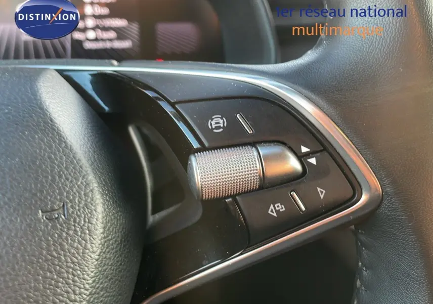 Gros plan sur les commandes multifonctions du volant en cuir noir du Skoda Kamiq gris graphite 2024.