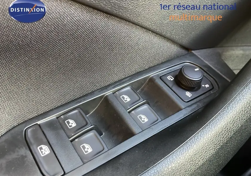 Gros plan sur les commandes des vitres électriques côté conducteur d'une Skoda Kamiq gris graphite 2024.