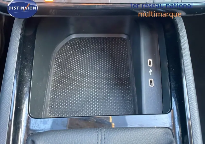 Gros plan sur la console centrale noire du Skoda Kamiq 2024, avec ports USB et surface antidérapante.