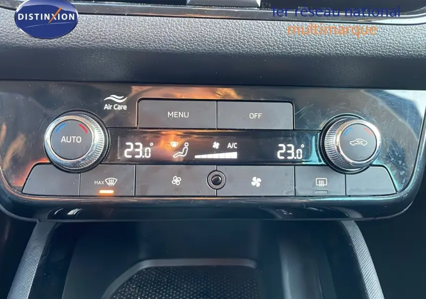 Panneau de commande de la climatisation automatique du Skoda Kamiq gris graphite, affichant 23°C des deux côtés.