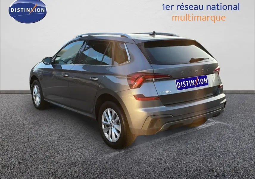 Vue 3/4 arrière droite d'un Skoda Kamiq gris graphite métal 2024 avec feux LED et jantes alliage 16 pouces.