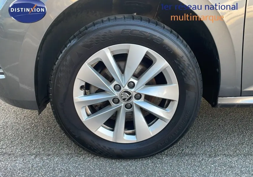 Gros plan sur la roue avant gauche gris graphite métal du Skoda Kamiq 2024 avec jante alliage 16 pouces.