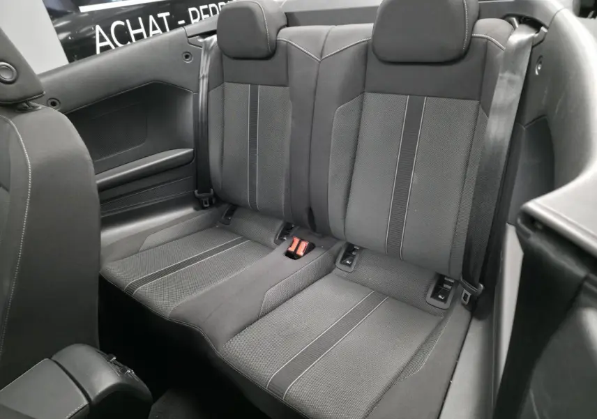 Vue rapprochée de la banquette arrière tissu noire du Volkswagen T-Roc 2024 avec ceintures de sécurité visibles.