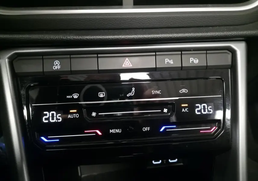 Panneau de commande de climatisation bi-zone digital du Volkswagen T-Roc 2024, avec affichage température à 20,5°C.