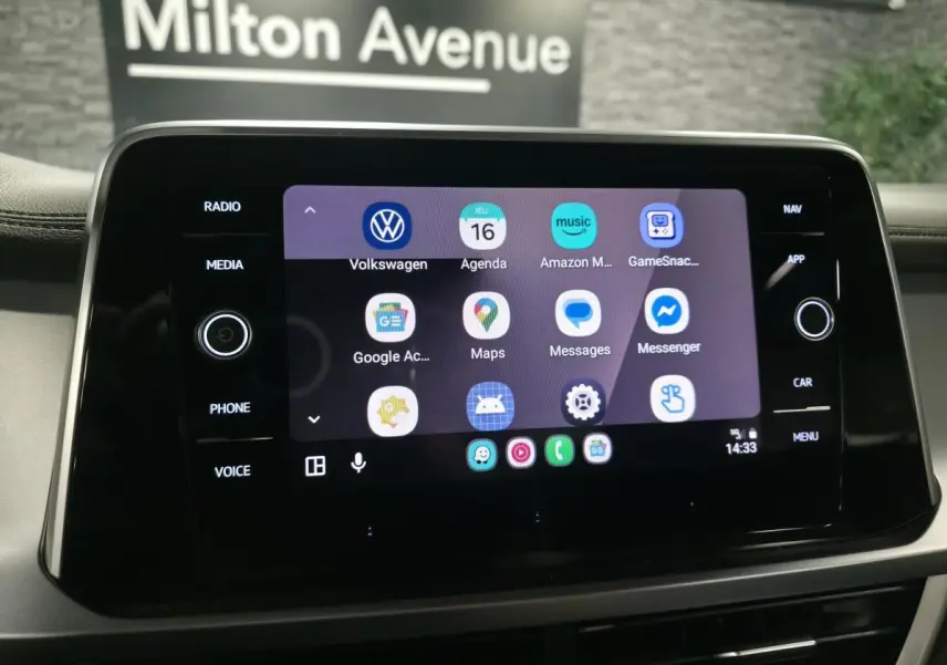 Écran tactile central du Volkswagen T-Roc 2024 affichant les applications connectées avec cadre noir brillant.