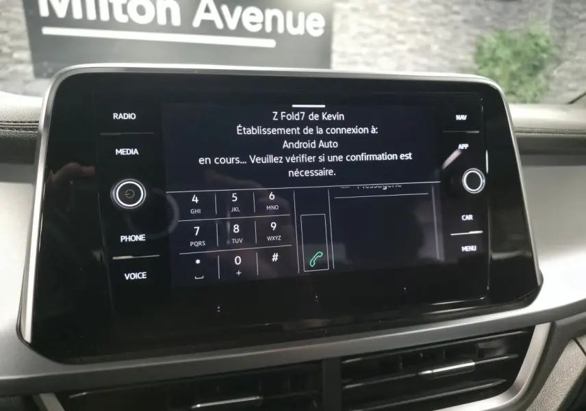 Écran tactile central du Volkswagen T-Roc 2024 affichant la connexion Android Auto en cours, intérieur gris et noir.