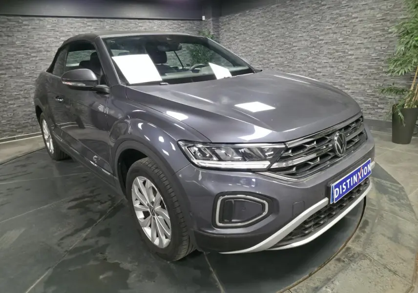 Volkswagen T-Roc gris métallisé vue 3/4 avant droit avec capote noire et jantes alliage Johannesburg