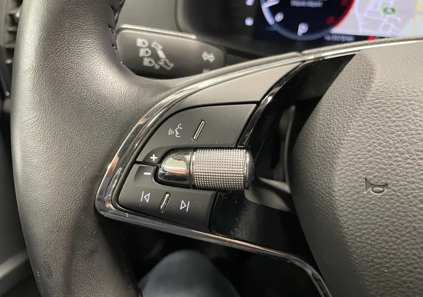 Gros plan sur les commandes gauche du volant cuir noir du Skoda Karoq 1.5 TSI 150 DSG7 Business 2023.