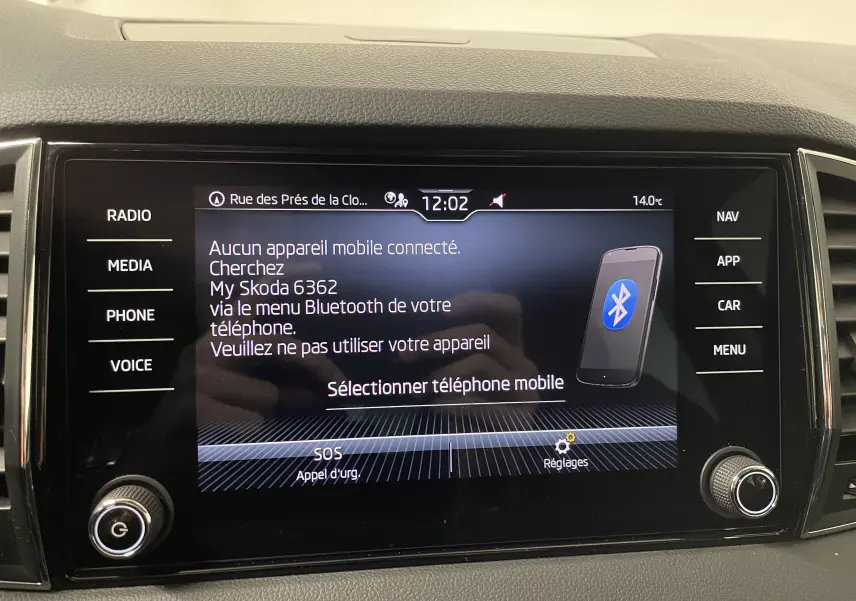 Écran tactile central du Skoda Karoq 2023 affichant le menu Bluetooth avec options radio et navigation visibles.