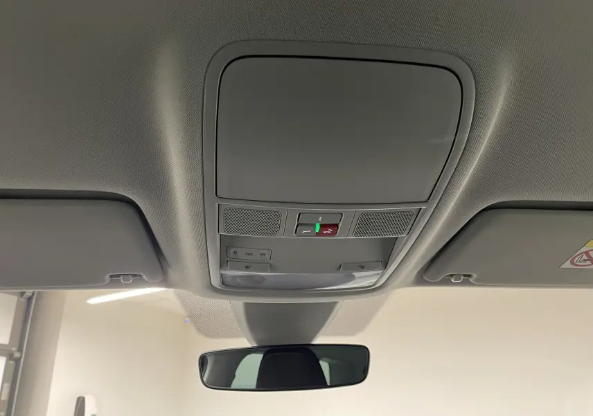 Plafonnier intérieur avec commandes d'éclairage et bouton SOS du Skoda Karoq 2023 vue depuis l'habitacle avant.