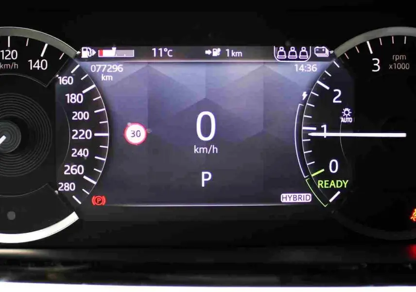 Tableau de bord numérique du Range Rover Evoque hybride 2023 affichant vitesse, régime moteur et autonomie.