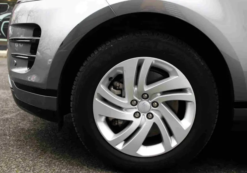 Gros plan sur la roue avant droite gris métal du Range Rover Evoque 2023, mettant en valeur la jante alliage distinctive.