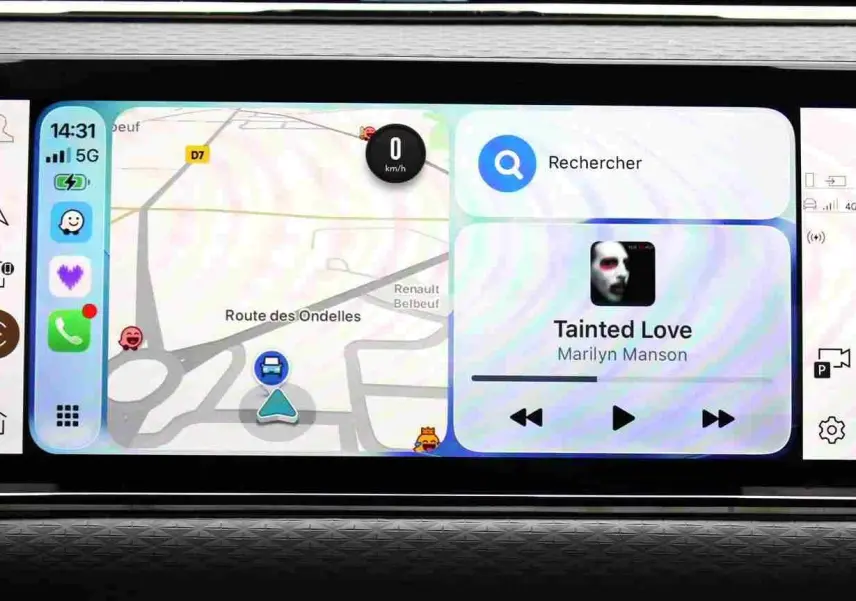 Écran tactile central du Range Rover Evoque 2023 gris métal, affichant navigation et lecteur multimédia.