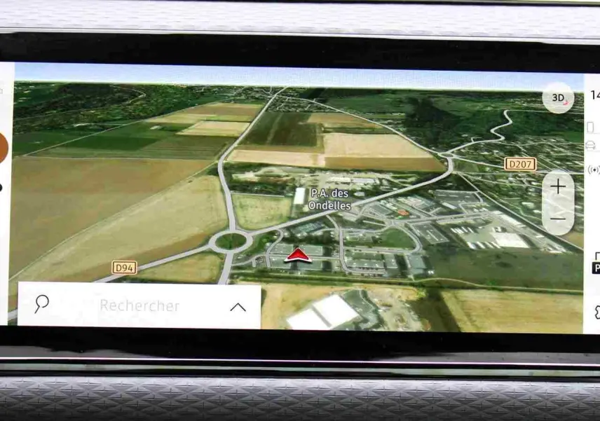 Écran tactile intérieur du Range Rover Evoque 2023 montrant la navigation 3D avec carte détaillée en couleur.