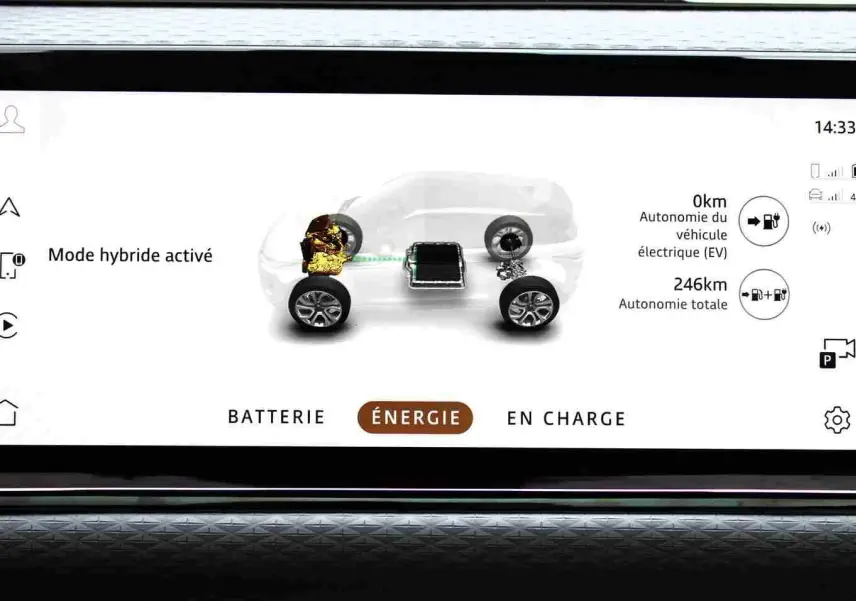 Écran central du Range Rover Evoque 2023 gris métal montrant le mode hybride activé et l'autonomie énergétique.