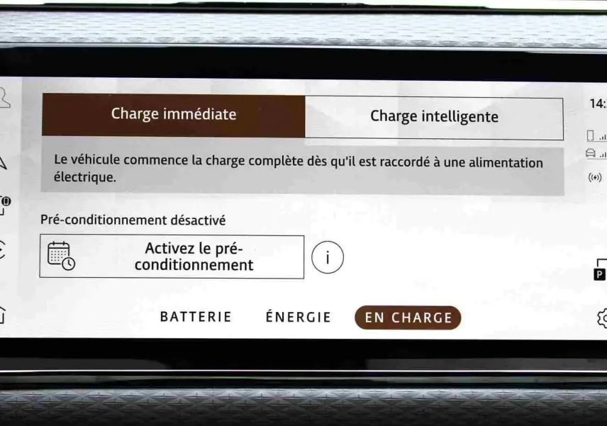 Écran tactile intérieur du Range Rover Evoque 2023 montrant le menu de charge de la batterie en mode hybride rechargeable.