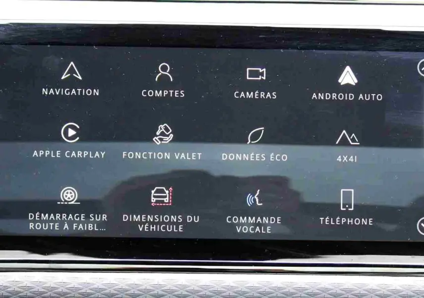 Écran tactile central du Range Rover Evoque 2023 gris métal, affichant les options de navigation et connectivité.