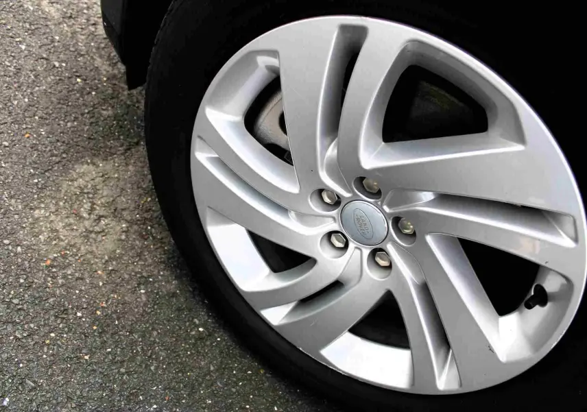 Gros plan sur la jante argentée du Range Rover Evoque 2023 gris métal, version hybride rechargeable.