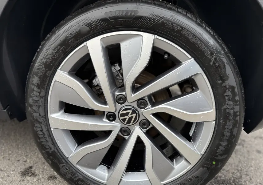 Gros plan sur la jante argentée en alliage du Volkswagen T-Roc 2.0 TDI 150ch Life Plus 2025 avec pneu Goodyear noir.