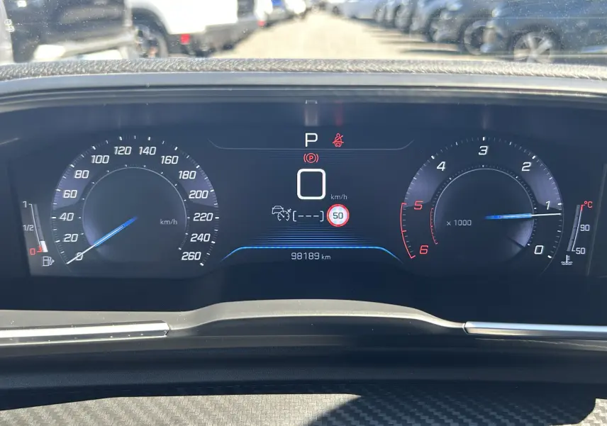 Vue du tableau de bord numérique de la Peugeot 508 SW gris Platinium, affichant vitesse, régime moteur et alertes.
