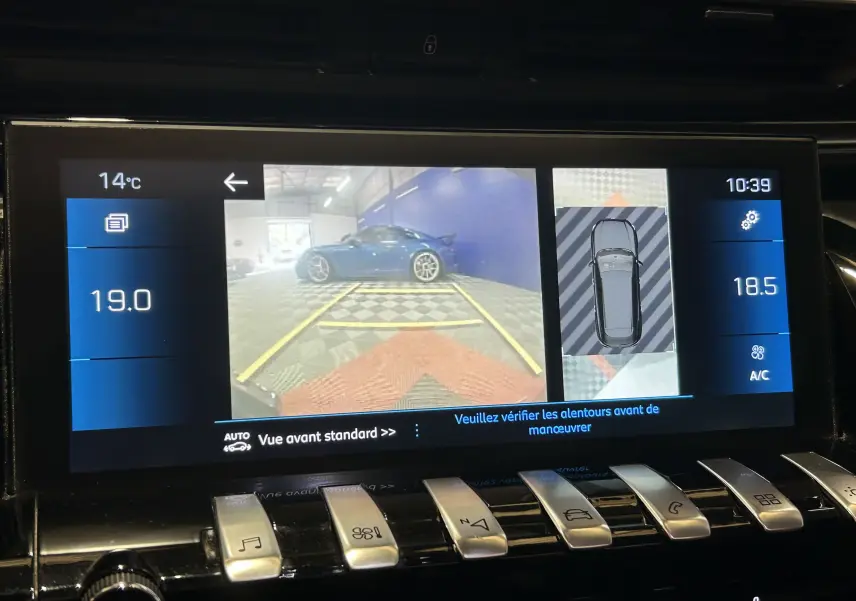 Écran tactile intérieur montrant la caméra 360° avec vue avant et plan du véhicule en gris Platinium.